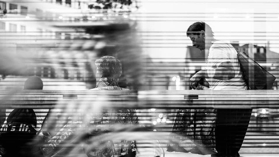 Street — odsev skozi steklo