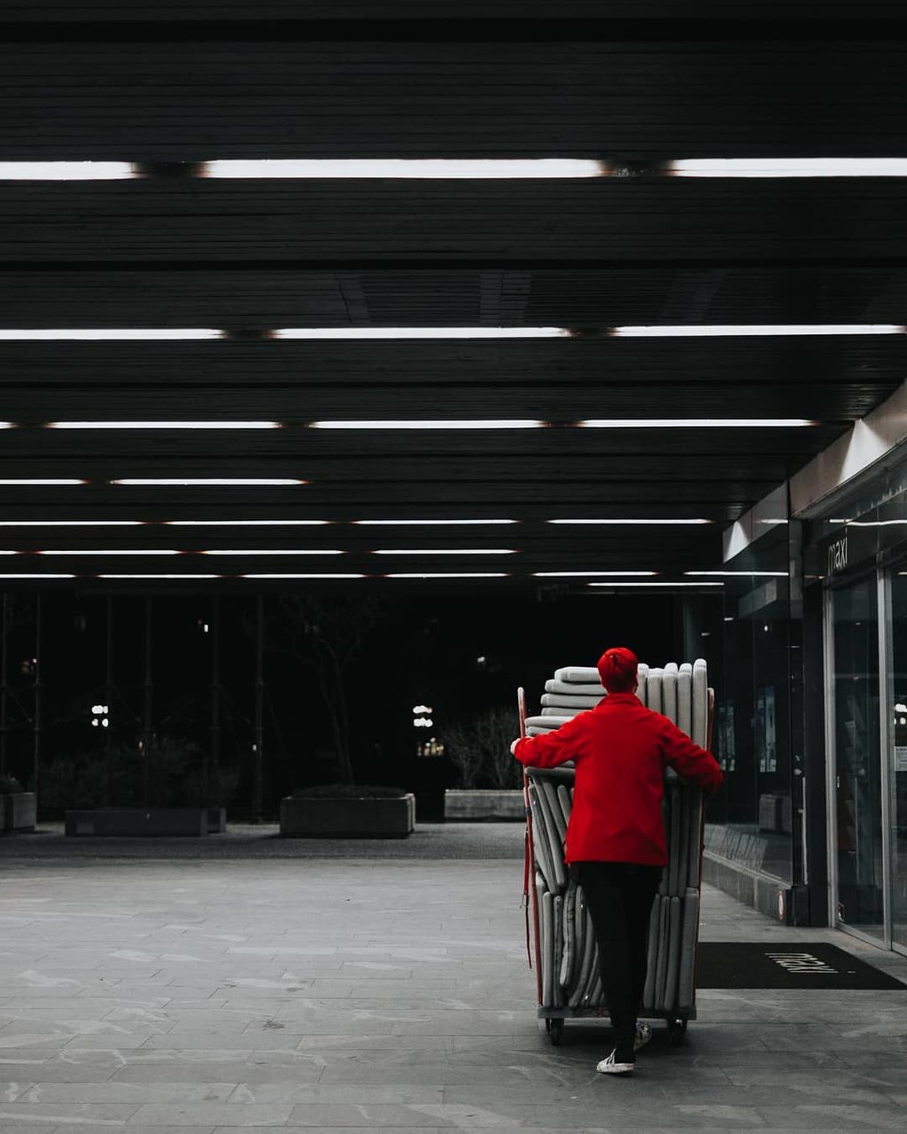 Street — figura v rdeči jakni