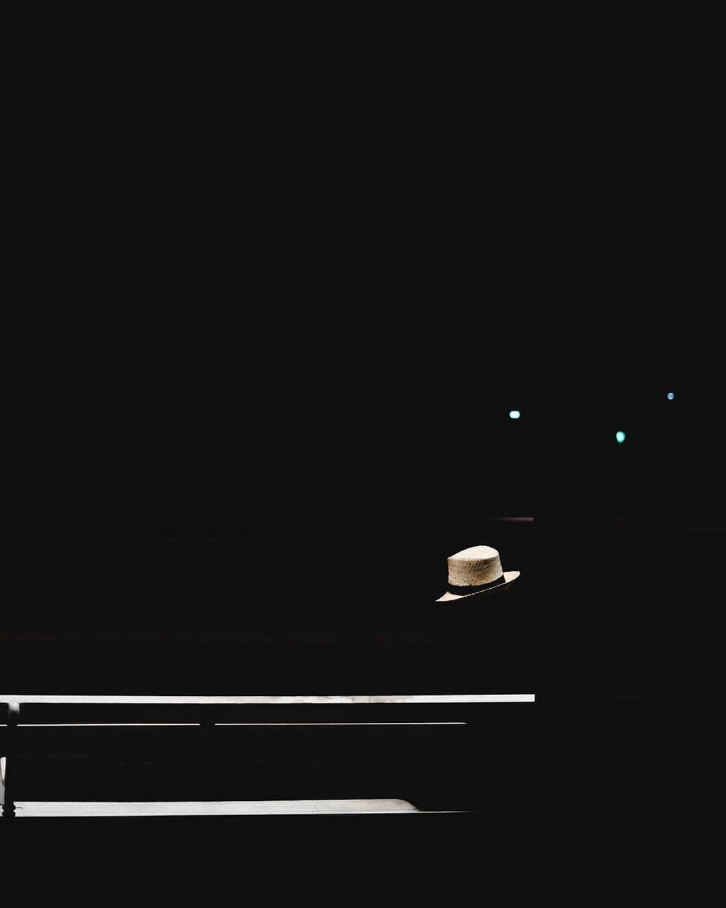 Detajl — klobuk v temi